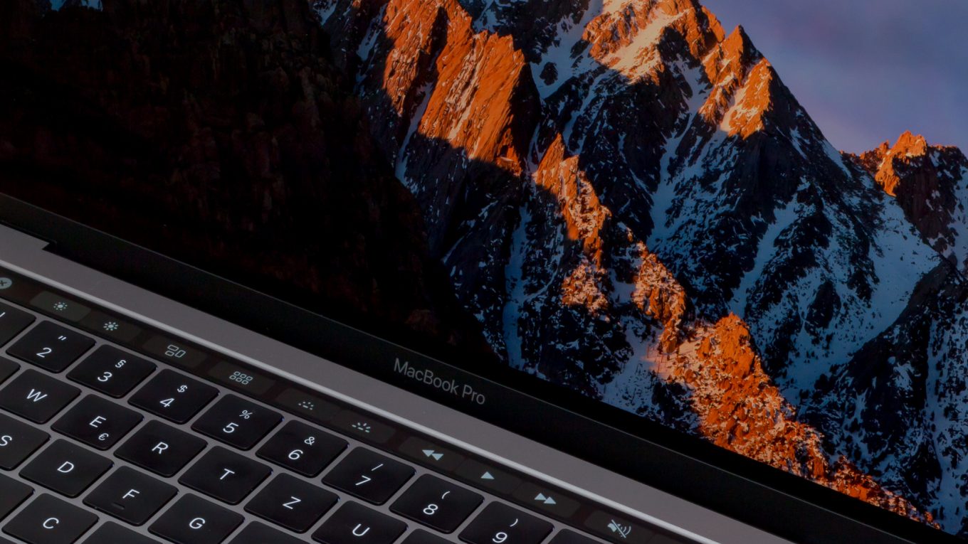 Apple Macbook Pro 2016 vs. Macbook Air 2012 MacbookPro Touchbar 2016 1