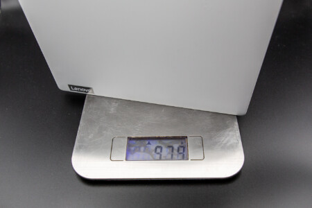 Mit 980g gehört das Yoga 7i Slim Carbon zu den leichtesten Geräten